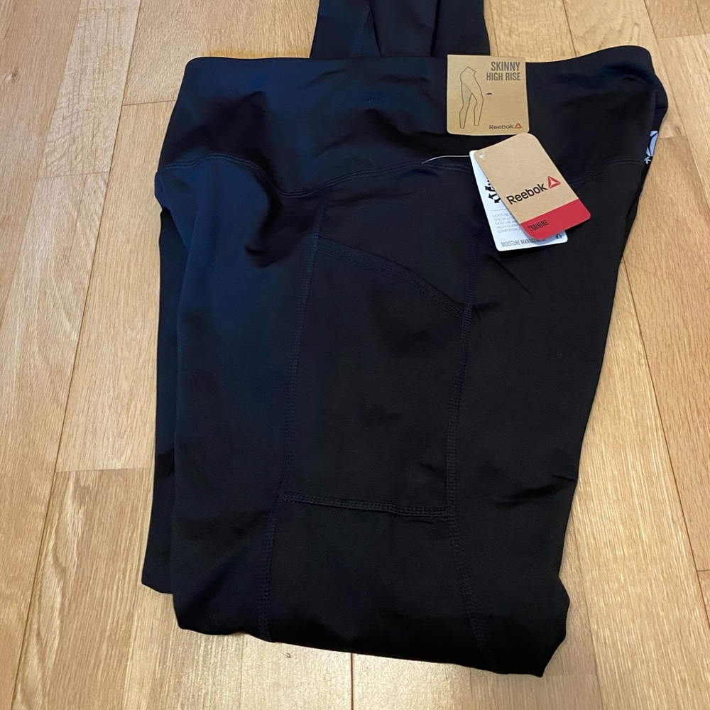 NWT! Reebok Training Leggings w. Pockets!